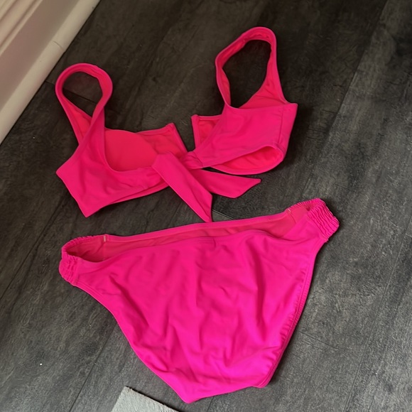 Hot pink bikini - Picture 4 of 4